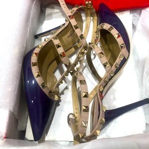 VALENTINO ROCKSTUDS PURPLE PATENT LEATHER HEEL.